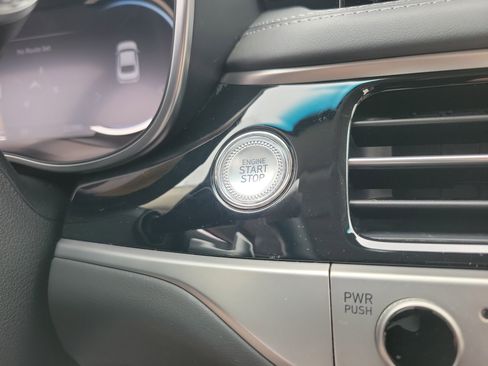 Used 2025 Genesis G70 2.5T image 17