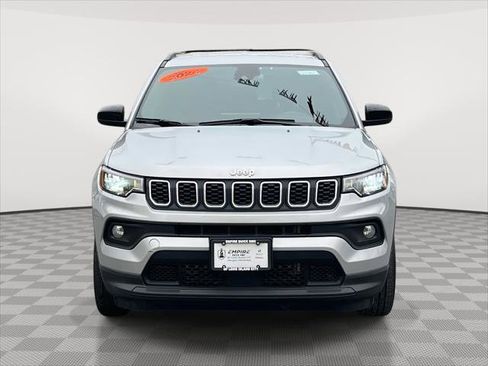 Used 2024 Jeep Compass Latitude image 2
