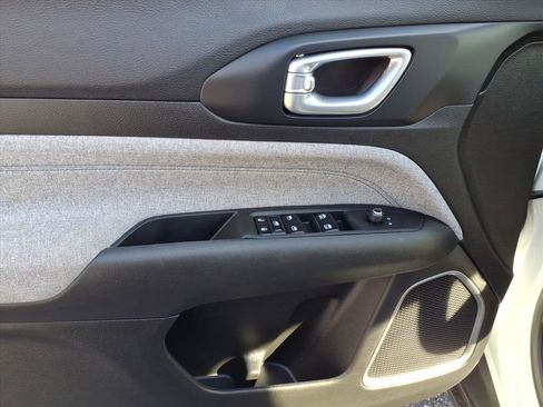 Used 2024 Jeep Compass Latitude image 13