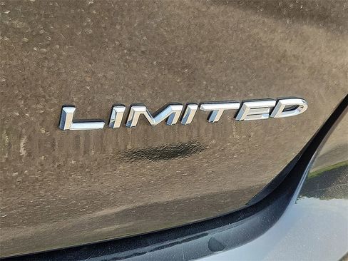 Used 2023 Chrysler Pacifica Limited FWD image 30