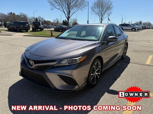Used 2018 Toyota Camry SE image 1