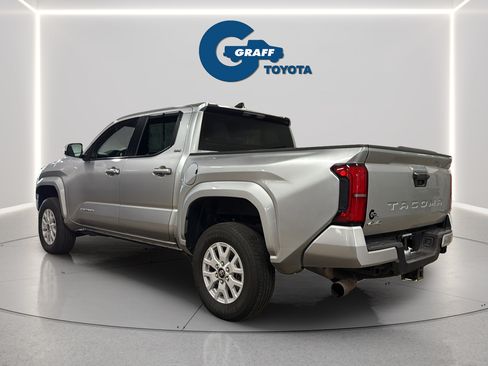 Used 2025 Toyota Tacoma SR5 AWD/4WD image 9