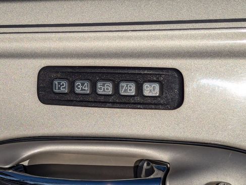 Used 2004 Lincoln Town Car Signature image 14