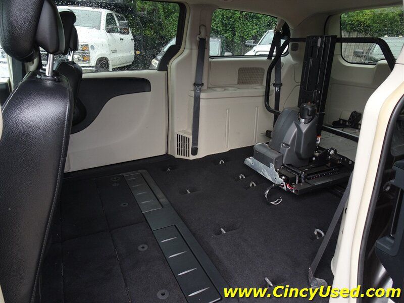 Used 2016 Chrysler Town & Country Touring FWD image 15