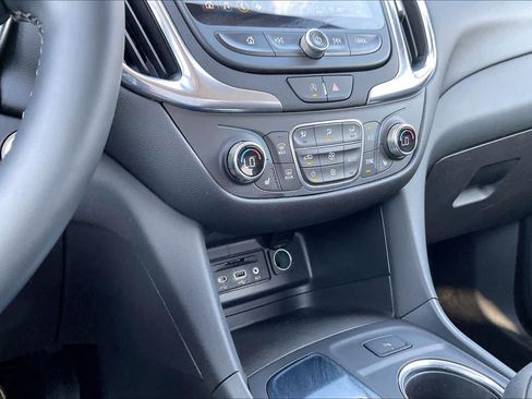 Used 2024 Chevrolet Equinox LT FWD image 32