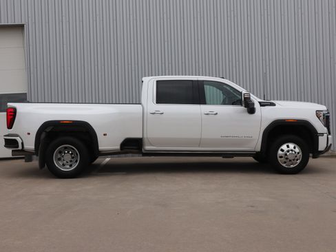 Used 2024 GMC Sierra 3500 Denali Ultimate AWD/4WD image 4