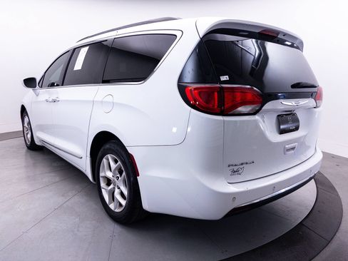 Used 2017 Chrysler Pacifica Touring-L w/ Tire & Wheel Group FWD image 12