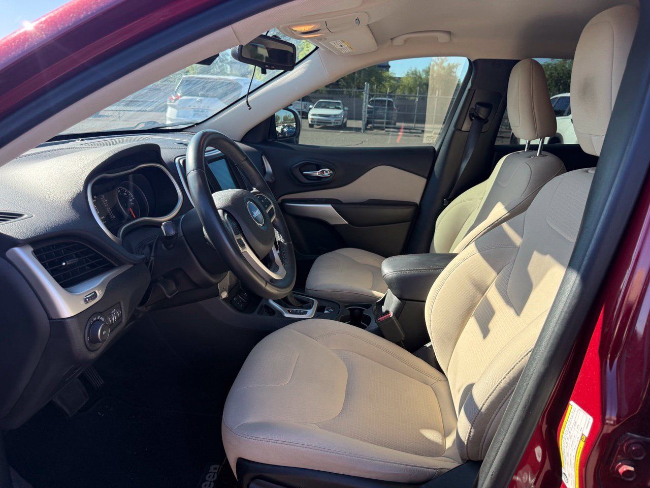 Used 2017 Jeep Cherokee Latitude FWD image 13