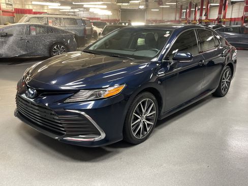 Used 2021 Toyota Camry XLE w/ Navigation Upgrade Package image 5