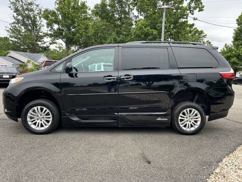 Used 2017 Toyota Sienna XLE FWD image 18