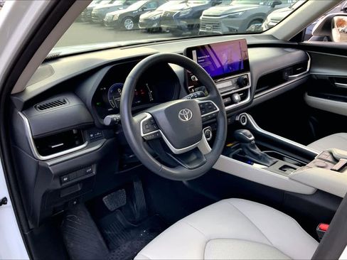 Used 2024 Toyota Grand Highlander XLE image 18