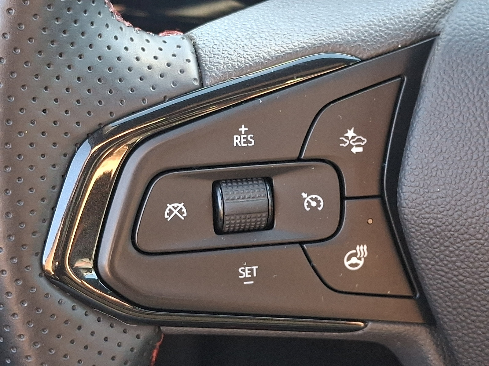 Used 2024 Chevrolet Trax RS w/ Driver Confidence Package FWD image 21