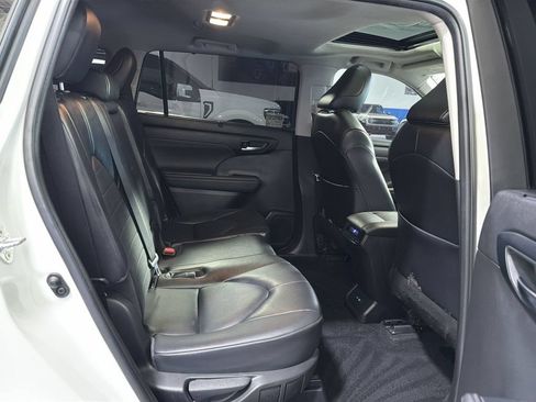 Used 2022 Toyota Highlander XLE AWD/4WD image 26