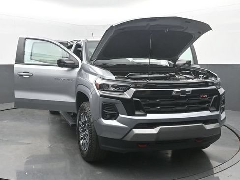 Used 2025 Chevrolet Colorado Z71 w/ Technology Package AWD/4WD image 52