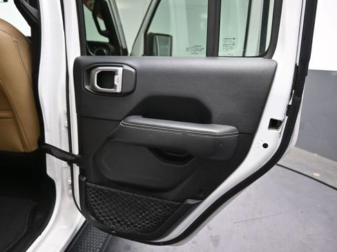 Used 2018 Jeep Wrangler Unlimited Sahara AWD/4WD image 18