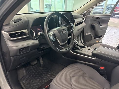Used 2024 Toyota Highlander LE FWD image 14