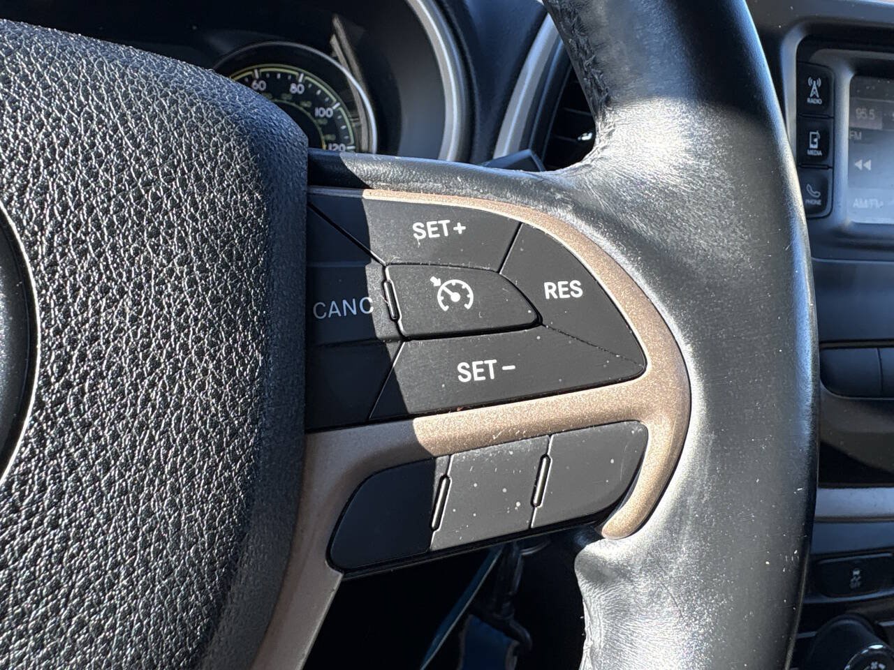 Used 2014 Jeep Cherokee Sport w/ Cold Weather Group FWD image 5