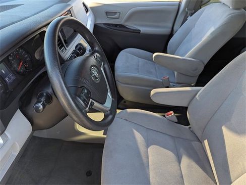 Used 2016 Toyota Sienna L image 22