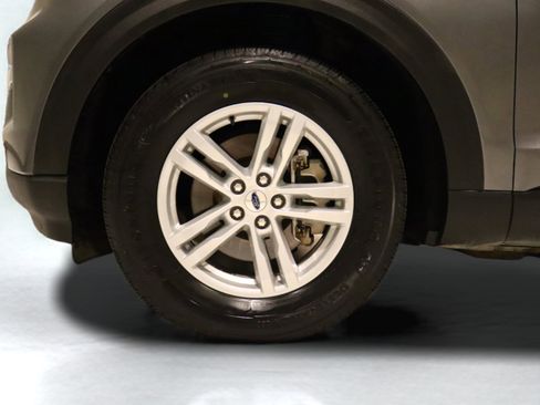 Used 2024 Ford Explorer XLT w/ Equipment Group 202A image 7