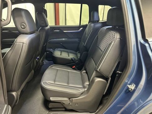 Used 2025 GMC Acadia Denali AWD/4WD image 17