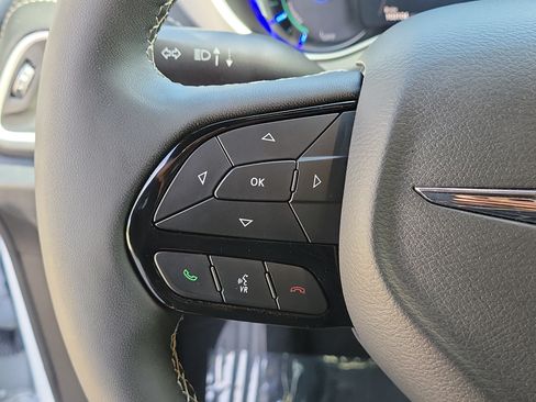 Used 2024 Chrysler Pacifica Limited FWD image 17