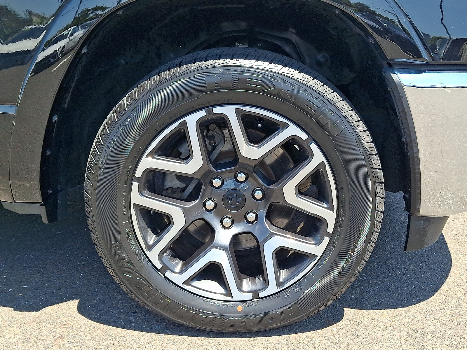 Used 2025 RAM 1500 Laramie AWD/4WD image 8