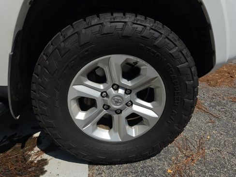 Used 2018 Toyota 4Runner SR5 AWD/4WD image 31