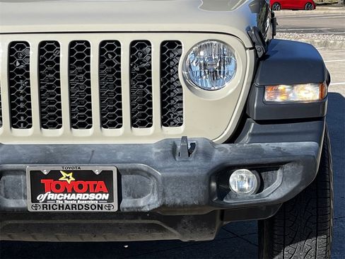 Used 2020 Jeep Gladiator Sport image 8