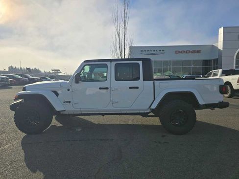 Used 2023 Jeep Gladiator Sport image 2