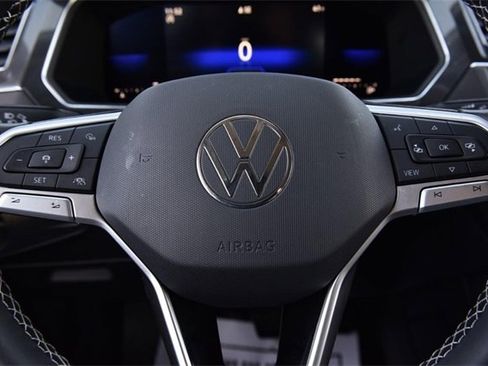 Used 2023 Volkswagen Tiguan SE image 17