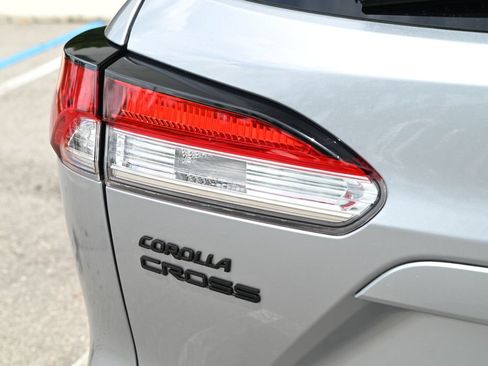 Used 2024 Toyota Corolla Cross AWD Hybrid w/ Moonroof Package image 27
