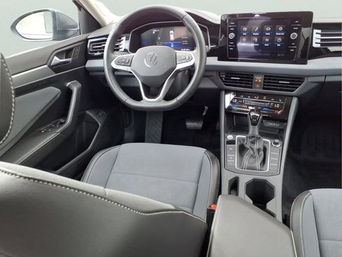 Used 2025 Volkswagen Jetta SE w/ Sunroof Package FWD image 6