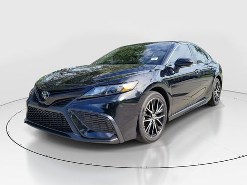 Used 2024 Toyota Camry SE w/ Convenience Package FWD image 3