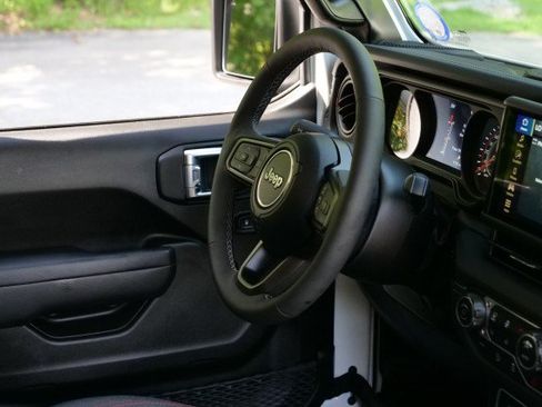 Used 2025 Jeep Gladiator Rubicon w/ Safety Group AWD/4WD image 38