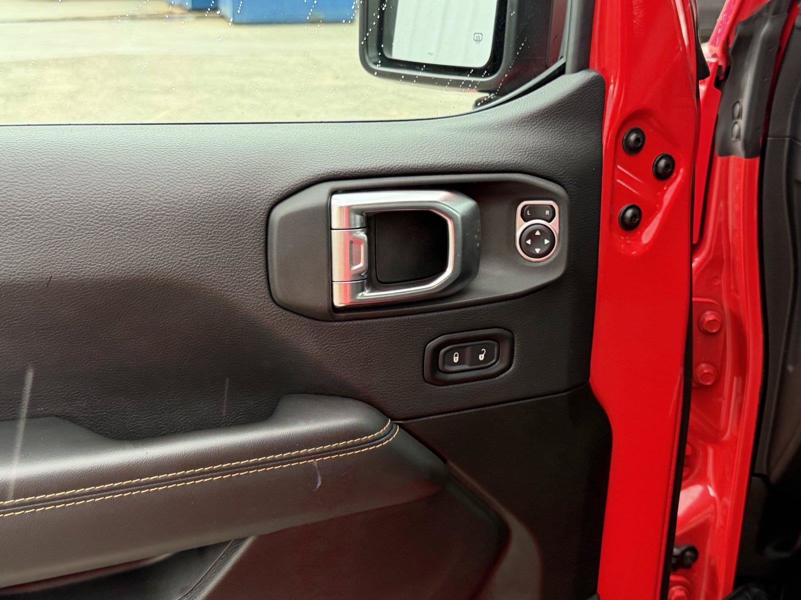 Used 2025 Jeep Wrangler Unlimited Sahara AWD/4WD image 13