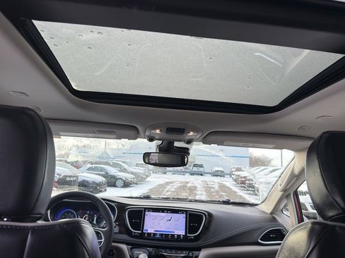 Used 2024 Chrysler Pacifica Limited image 29