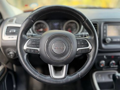 Used 2018 Jeep Compass Latitude FWD image 39