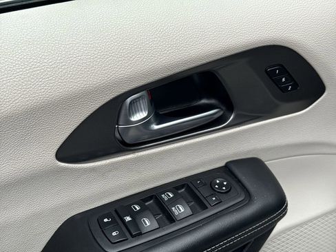 Used 2023 Chrysler Pacifica Touring-L image 15