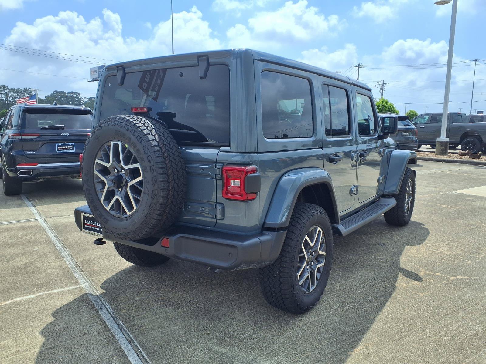 New 2026 Jeep Wrangler Unlimited Sahara AWD/4WD image 4