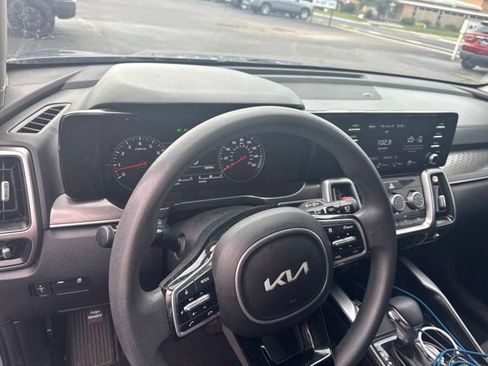 Used 2023 Kia Sorento LX FWD image 5
