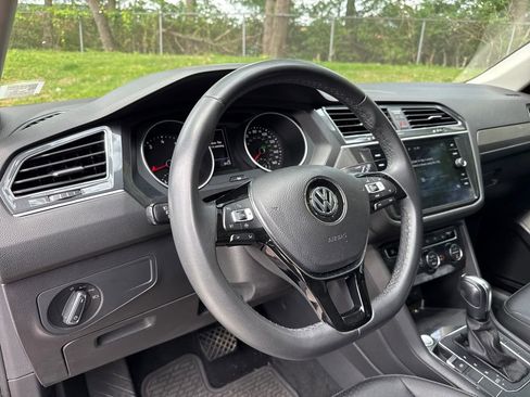 Used 2020 Volkswagen Tiguan SE w/ Panoramic Sunroof Package FWD image 15