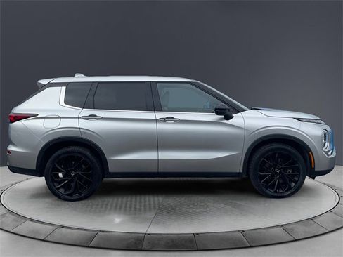 Used 2022 Mitsubishi Outlander SEL Black Edition image 6