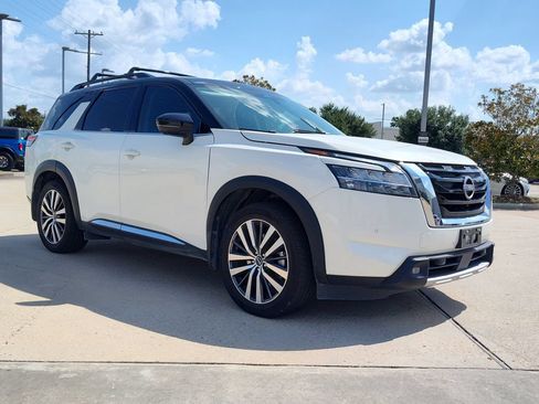 Used 2022 Nissan Pathfinder Platinum w/ Cargo Package FWD image 16