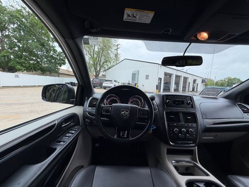 Used 2017 Dodge Grand Caravan SXT FWD image 2