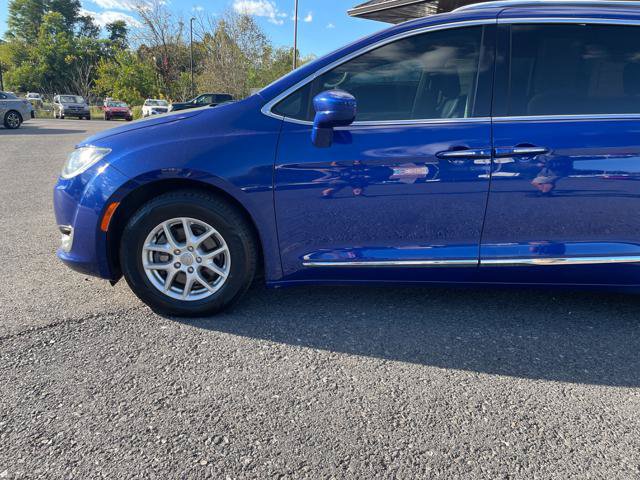 Used 2020 Chrysler Pacifica Touring-L FWD image 2