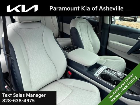 New 2026 Kia Carnival EX FWD image 21