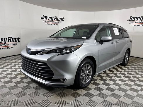 Used 2024 Toyota Sienna XLE FWD image 1