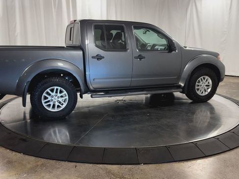 Used 2019 Nissan Frontier SV image 2