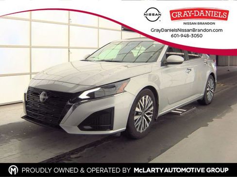 Used 2025 Nissan Altima 2.5 SV w/ SV Premium Package FWD image 1