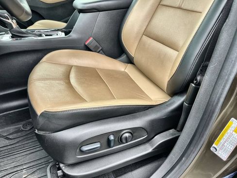 Used 2023 Chevrolet Equinox Premier w/ LPO, Floor Liner Package AWD/4WD image 18